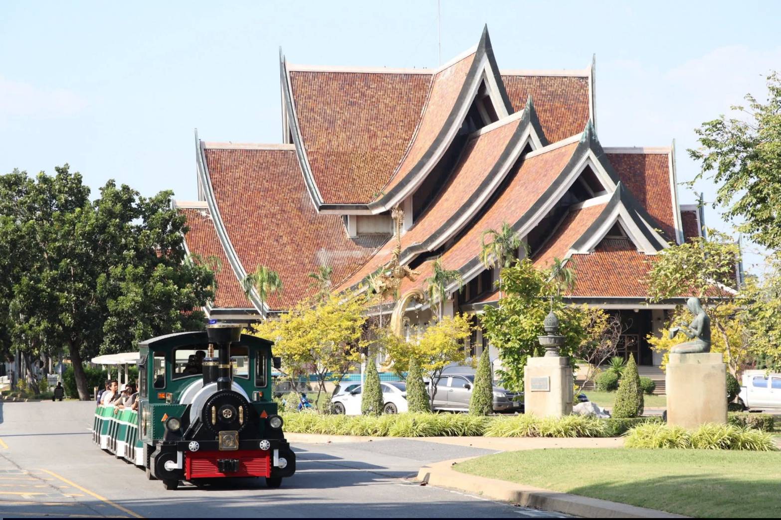 title -  ศูนย์ส่งเสริมและพัฒนาอาชีพเสริมนอกภาคการเกษตร (ศูนย์ศิลปาชีพบางไทร (เดิม)) จัดกิจกรรมสานศิลป์ สานสุข สานใจไทย ถวายพระพันปีหลวง ณ บางไทร วันที่ 10 - 11 มกราคม 2569